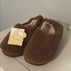 Buffet Cozy Brown Fuzzy Slippers